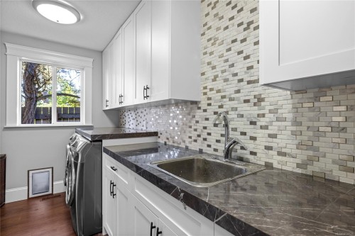 863 Cavin Rd, French Creek, BC 