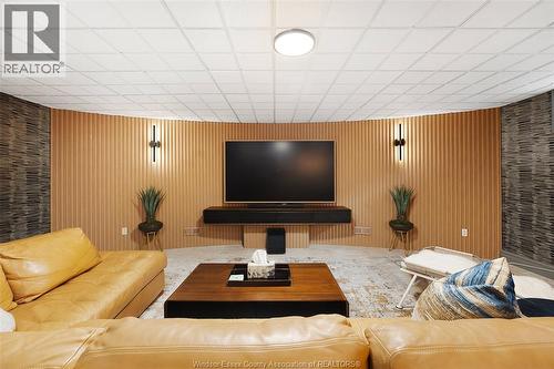 1740 Caille Avenue, Lakeshore, ON - Indoor Photo Showing Living Room