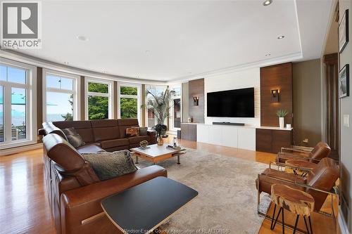 1740 Caille Avenue, Lakeshore, ON - Indoor Photo Showing Living Room