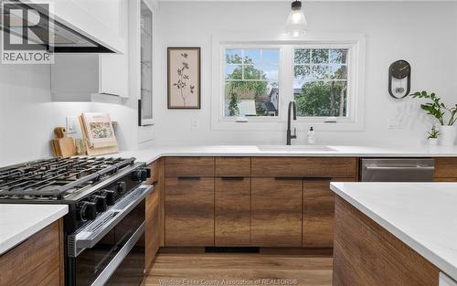 214 Coronado, Tecumseh, ON - Indoor Photo Showing Kitchen