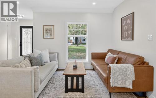 214 Coronado, Tecumseh, ON - Indoor Photo Showing Living Room