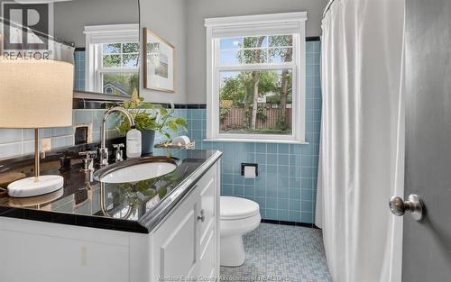 214 Coronado, Tecumseh, ON - Indoor Photo Showing Bathroom