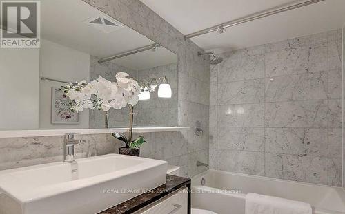 Th7 - 121 Mcmahon Drive, Toronto, ON - Indoor Photo Showing Bathroom