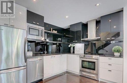 Th7 - 121 Mcmahon Drive, Toronto, ON - Indoor Photo Showing Kitchen