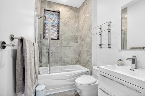 Bathroom - 3803 Av. Northcliffe, Montréal (Côte-Des-Neiges/Notre-Dame-De-Grâce), QC - Indoor Photo Showing Bathroom