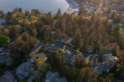 3907 Sheret Pl Saanich, BC V8N 4J8