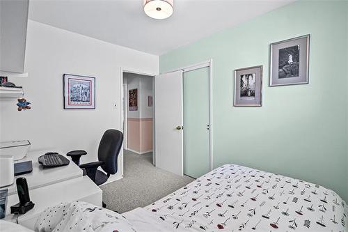 1 Coral Cr, Winnipeg, MB 