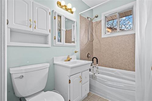 1 Coral Cr, Winnipeg, MB 