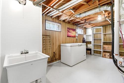 1 Coral Cr, Winnipeg, MB 