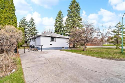 1 Coral Cr, Winnipeg, MB 