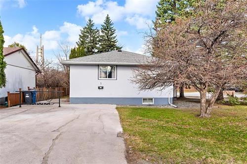 1 Coral Cr, Winnipeg, MB 