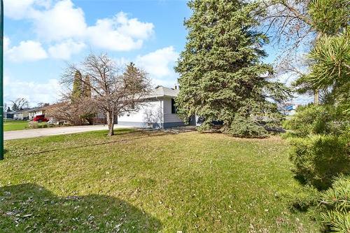 1 Coral Cr, Winnipeg, MB 