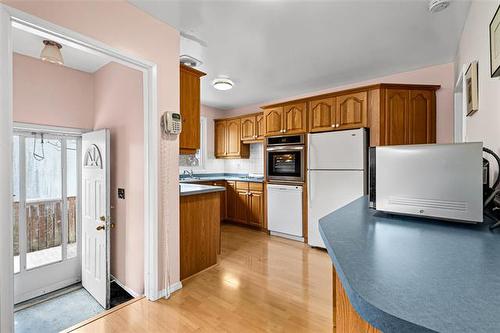 1 Coral Cr, Winnipeg, MB 