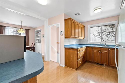 1 Coral Cr, Winnipeg, MB 