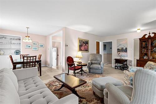 1 Coral Cr, Winnipeg, MB 