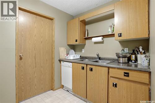 10 6575 Rochdale Boulevard, Regina, SK - Indoor Photo Showing Kitchen With Double Sink