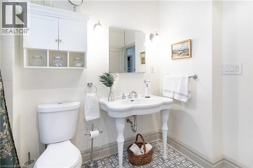 Spacious modern look bathroom - 3 Fallsview Road, Hamilton, ON - Indoor Photo Showing Bathroom