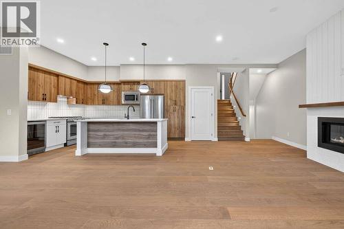 1550 Union Road Unit# 44, Kelowna, BC - Indoor Photo Showing Kitchen With Fireplace