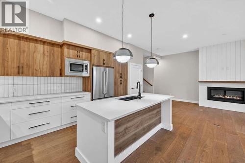 1550 Union Road Unit# 44, Kelowna, BC - Indoor Photo Showing Kitchen With Fireplace With Double Sink With Upgraded Kitchen