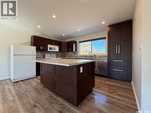 211 2Nd Street S, Cabri, SK - Indoor Photo Showing Kitchen