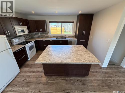 211 2Nd Street S, Cabri, SK - Indoor Photo Showing Kitchen