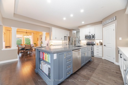387 Gravel Ridge Trail, Kitchener, ON - Indoor Photo Showing Kitchen With Upgraded Kitchen