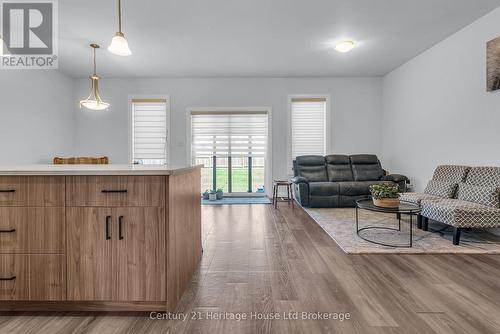 102 - 360 Quarter Town Line, Tillsonburg, ON - Indoor Photo Showing Living Room
