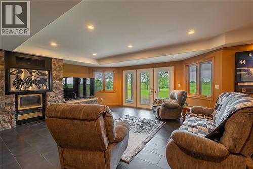 2507 Bickford Line, St Clair, ON - Indoor Photo Showing Living Room