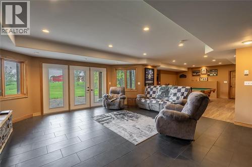 2507 Bickford Line, St Clair, ON - Indoor Photo Showing Living Room