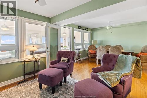 689 Ross Beach, Lakeshore, ON - Indoor Photo Showing Living Room