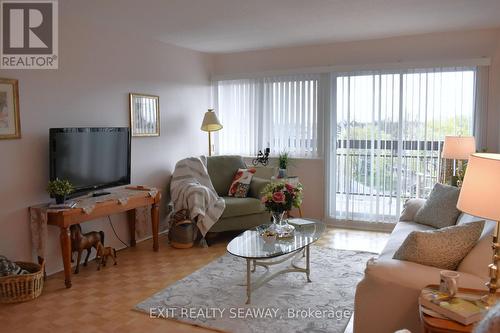 702 - 308 Second Street E, Cornwall, ON - Indoor Photo Showing Living Room