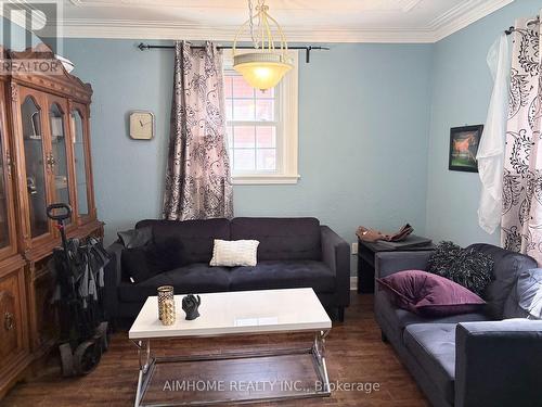 110 Traymore Avenue, Hamilton, ON - Indoor Photo Showing Living Room