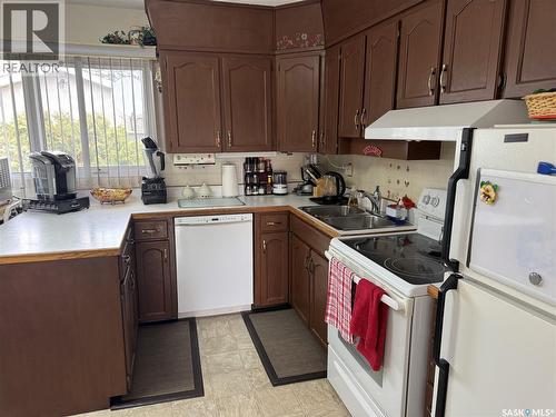 2504 Tomlinson Crescent, Saskatoon, SK - Indoor Photo Showing Kitchen With Double Sink
