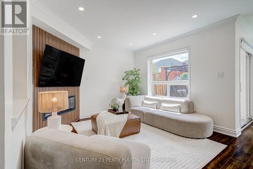 5988 Long Valley Road, Mississauga, ON - Indoor Photo Showing Living Room