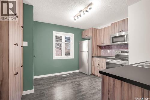 1917 Cairns Avenue, Saskatoon, SK - Indoor Photo Showing Kitchen