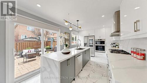 6 Majestic Drive, Markham, ON - Indoor Photo Showing Kitchen With Upgraded Kitchen