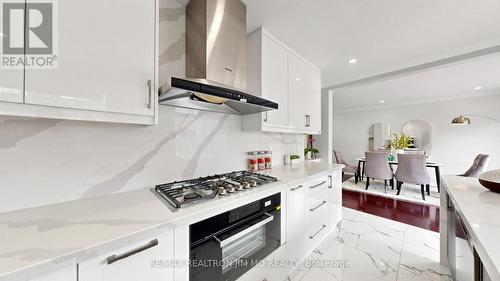 6 Majestic Drive, Markham, ON - Indoor Photo Showing Kitchen With Upgraded Kitchen