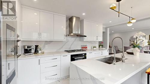 6 Majestic Drive, Markham, ON - Indoor Photo Showing Kitchen With Upgraded Kitchen