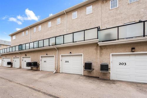 Single attached garage - 204 15 Bridgeland Drive, Winnipeg, MB 