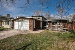 209 Athlone Drive  Winnipeg, MB R3J 3L6