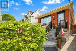 334 TRAGINA AVENUE N  Hamilton (Homeside), ON L8H 5E3