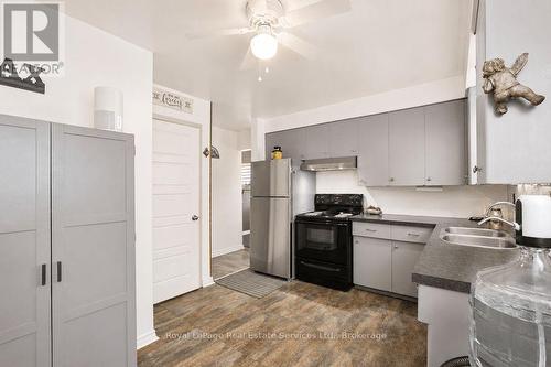 334 Tragina Avenue N, Hamilton (Homeside), ON - Indoor Photo Showing Kitchen With Double Sink