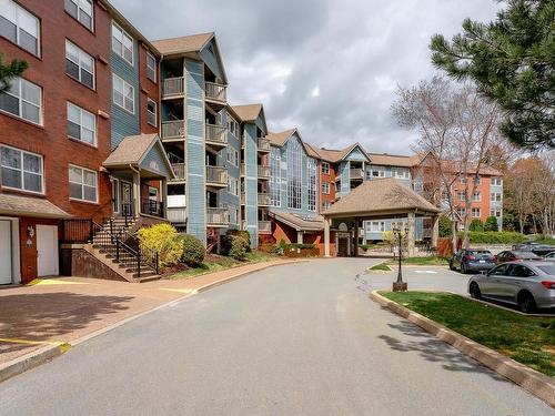 407 2 Lake Drive, Bedford, NS 
