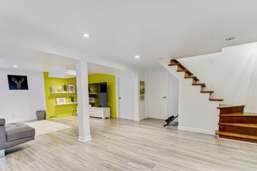 Salle familiale - 5704 Av. Mcalear, Côte-Saint-Luc, QC - Indoor