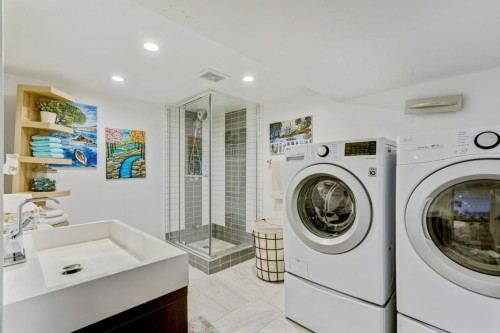 Salle de bains - 5704 Av. Mcalear, Côte-Saint-Luc, QC - Indoor Photo Showing Laundry Room