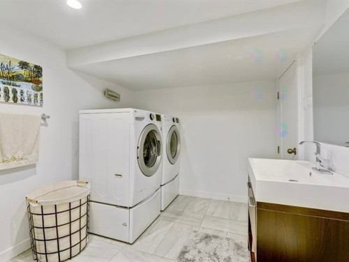 Salle de bains - 5704 Av. Mcalear, Côte-Saint-Luc, QC - Indoor Photo Showing Laundry Room