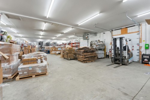 Entrepôt - 24 Rue Industriel, Saint-Benoît-Labre, QC - Indoor Photo Showing Garage