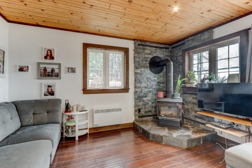 Living Room - 9 Ch. D'Inverness, Harrington, QC - Indoor Photo Showing Living Room With Fireplace
