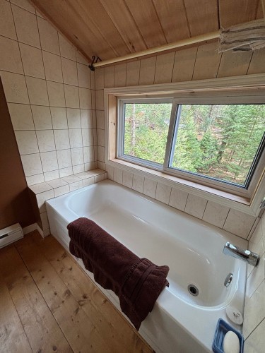 Salle de bains attenante à la CCP - 29 Rue Tessier, Lac-Aux-Sables, QC 