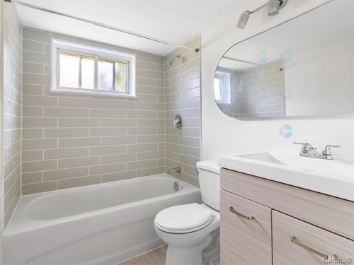 Bathroom - 1010A Rue Ridgewood, Laval (Chomedey), QC - Indoor Photo Showing Bathroom